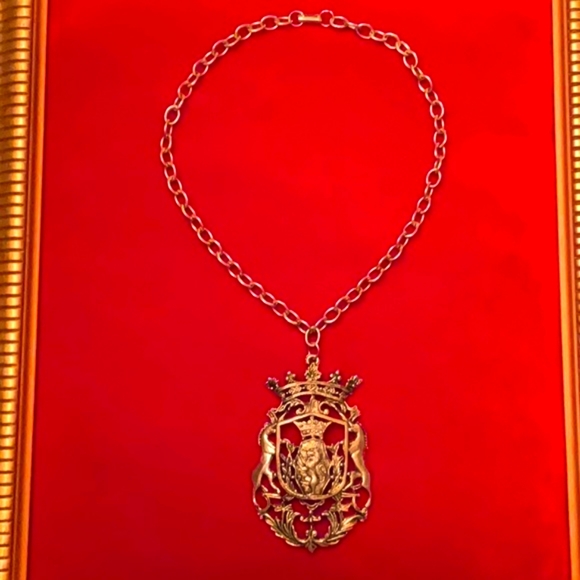 Vintage Royal Crown Heraldic 60s Necklace - Picture 4 of 6